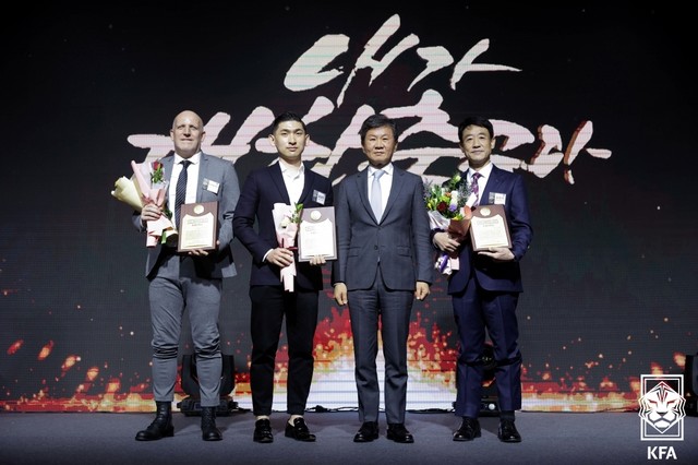 김성한 쿠팡플레이 총괄 디렉터(왼쪽 두 번째), 출저=대한축구협회